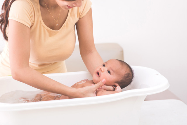 Medidas de segurança com o banho do bebé