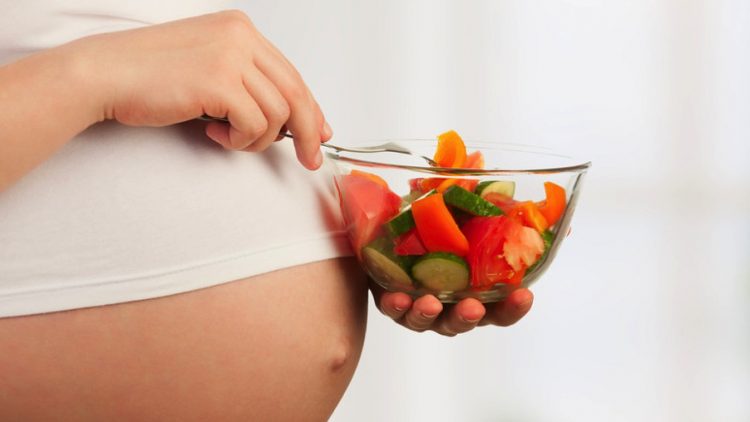 Comer fruta na gravidez aumenta desenvolvimento cognitivo nos bebés