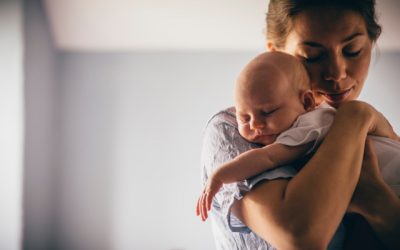 Abraços da mãe ou do pai são os que mais acalmam o bebé