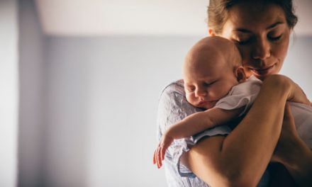 Abraços da mãe ou do pai são os que mais acalmam o bebé
