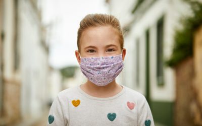 Estudo sugere que crianças com mais de dez anos transmitem novo coronavírus tanto quanto os adultos