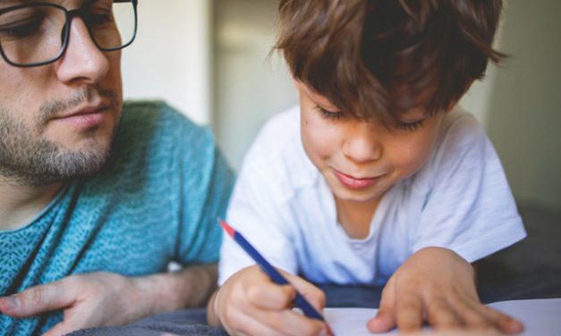 Quase metade dos pais dedicaram uma a duas horas por dia a apoiar filhos durante ensino à distância