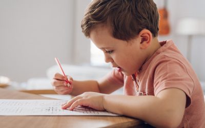 Especialistas alertam para a importância de escrever à mão e desenhar desde tenra idade