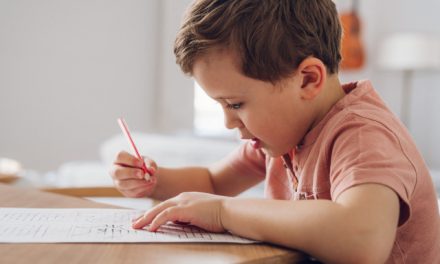 Especialistas alertam para a importância de escrever à mão e desenhar desde tenra idade