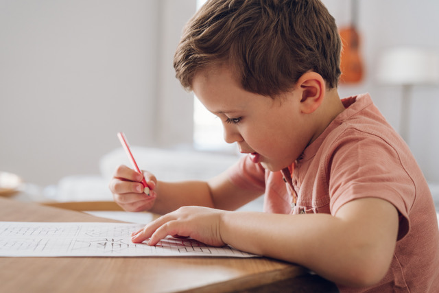 Especialistas alertam para a importância de escrever à mão e desenhar desde tenra idade