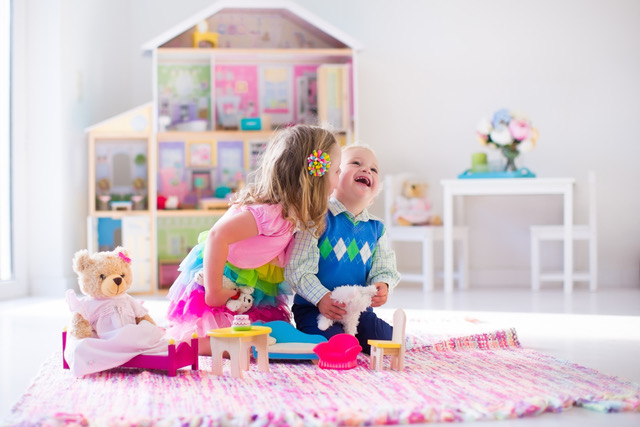 Estudo mostra que brincar com bonecas permite às crianças desenvolver empatia e competências sociais