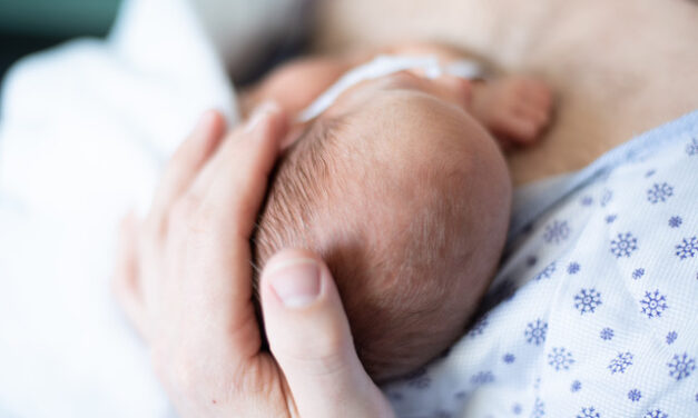 Cantar para os bebés prematuros tem efeito terapêutico