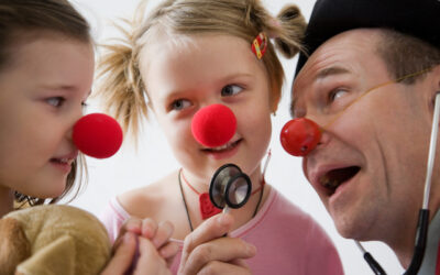 Crianças hospitalizadas beneficiam de risos e brincadeiras de palhaços