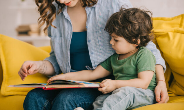 Uso continuado de ecrãs diminui tempo de leitura em família