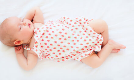Estudo revela que cérebro e corpo do bebé estão ativos mais tempo durante sono