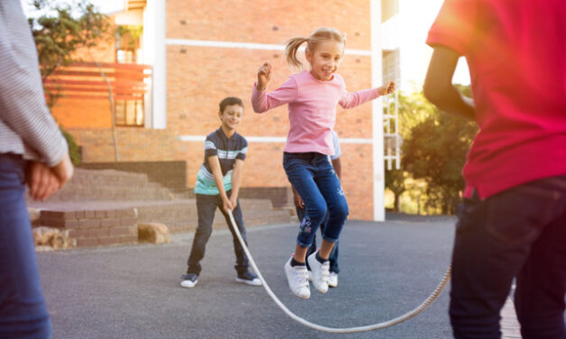 Crianças voltam a brincar sem máscara no recreio das escolas espanholas