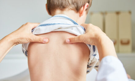 Dores nas costas nas crianças: causas e como solucionar
